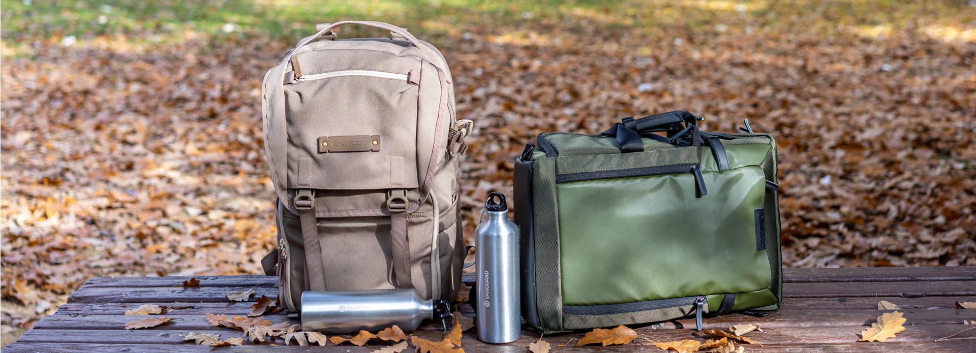 Zaini per fotocamere di medio formato appoggiati su una panchina in un parco