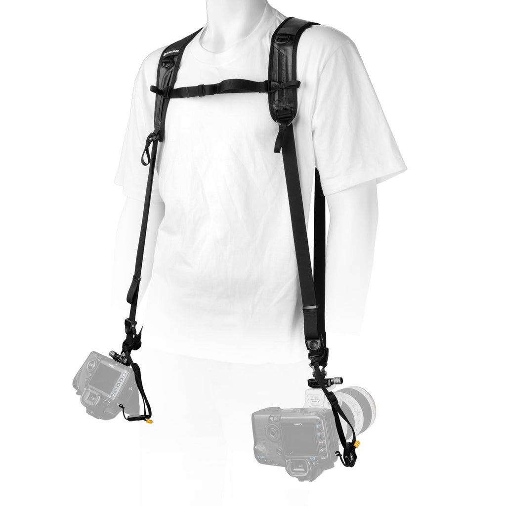 Imbracatura Pro 2N1 Strap, nera, indossata dal modello con due corpi macchina.