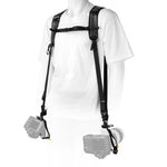 Imbracatura Pro 2N1 Strap, nera, indossata dal modello con due corpi macchina.