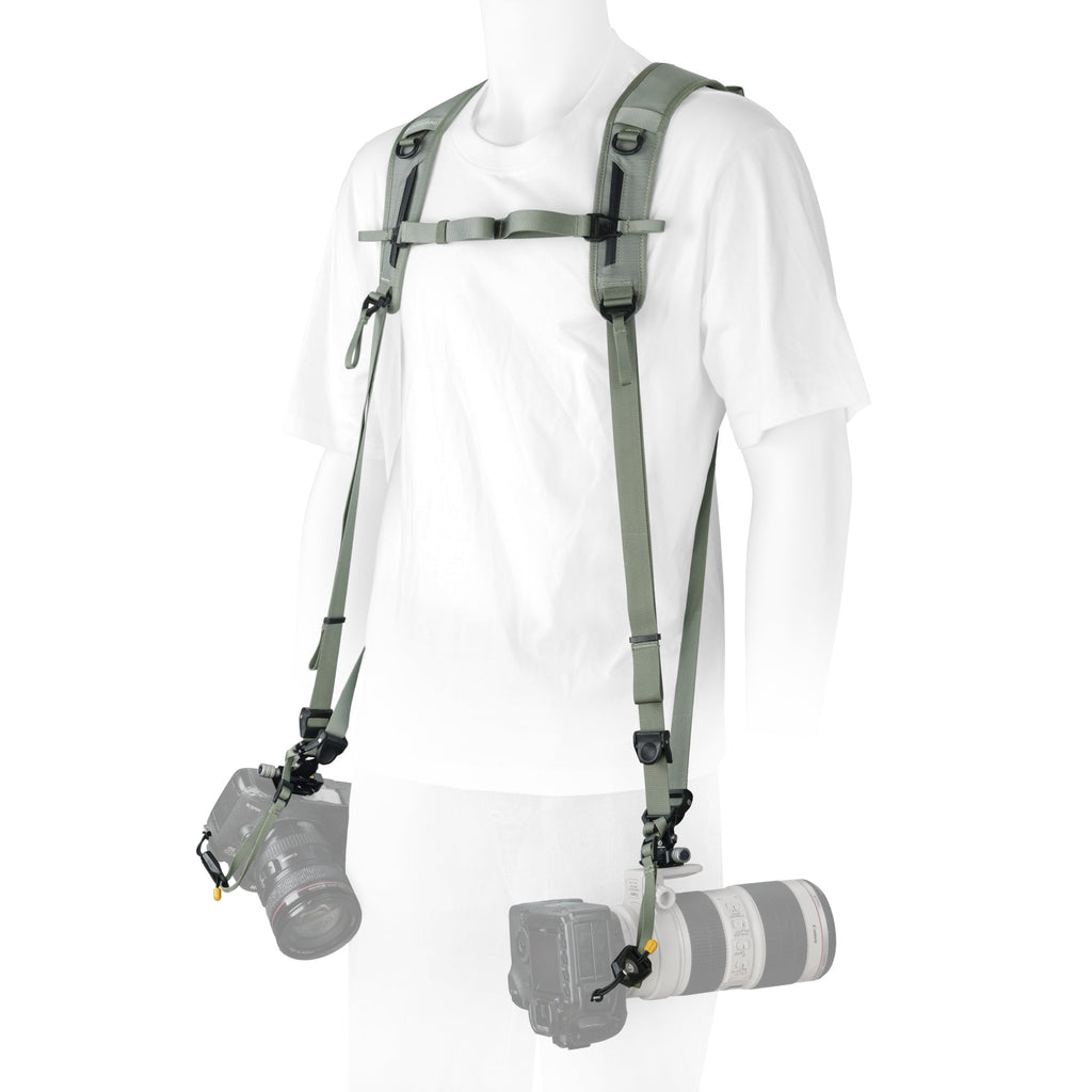 Imbracatura PRO 2N1 STRAP, verde, indossata dal modello con due fotocamere