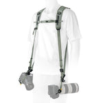 Imbracatura PRO 2N1 STRAP, verde, indossata dal modello con due fotocamere