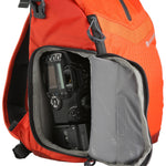 Macchina fotografica all'interno della borsa a spalla fotografica arancione Vanguard Reno 34OR, tasca laterale