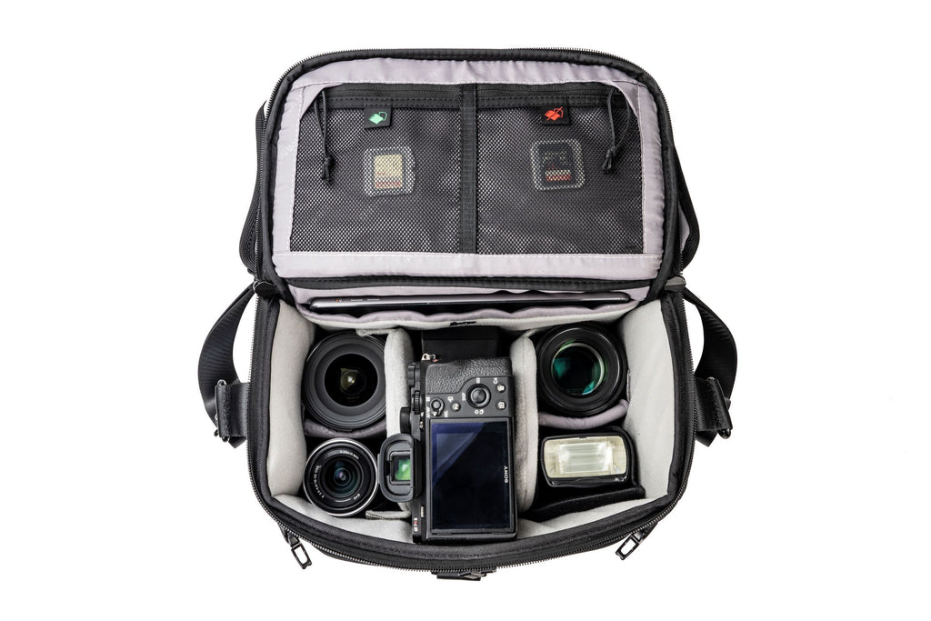 Borsa per fotocamera DSLR Veo Select 28S BK con fotocamera e obiettivi CSC