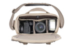 Macchina fotografica e obiettivi nella borsa fotografica beige Vanguard Veo Range 21M BG