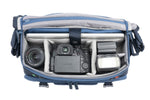 Macchina fotografica e obiettivi nella borsa fotografica blu Vanguard Veo Range 36M NV
