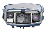 Macchina fotografica e obiettivi nella borsa fotografica blu Vanguard Veo Range 38M NV