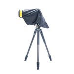 Macchina fotografica con teleobiettivo e treppiede in Vanguard Alta RCM Rain Case