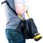 Fotografo con copertura antipioggia per macchina fotografica Vanguard Alta RCM