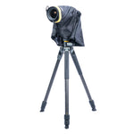 Lato fotocamera Vanguard Alta RCS e treppiede con copertura antipioggia per la fotocamera Vanguard Alta RCS
