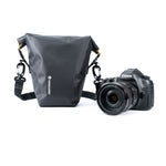 Macchina fotografica accanto alla custodia impermeabile per fotocamera SLR con obiettivo Vanguard Alta WZM