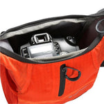 Macchina fotografica nella borsa arancione Vanguard Reno 18OR