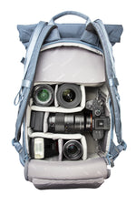 Fotocamera mirrorless e obiettivi nella borsa fotografica blu Vanguard Veo Flex 43M BL