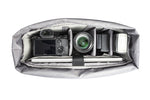 Fotocamera mirrorless e obiettivi nella borsa blu Vanguard Veo Flex 35M BL
