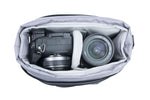 Macchina fotografica e obiettivo nella borsa fotografica blu Vanguard Veo Flex 18M BL