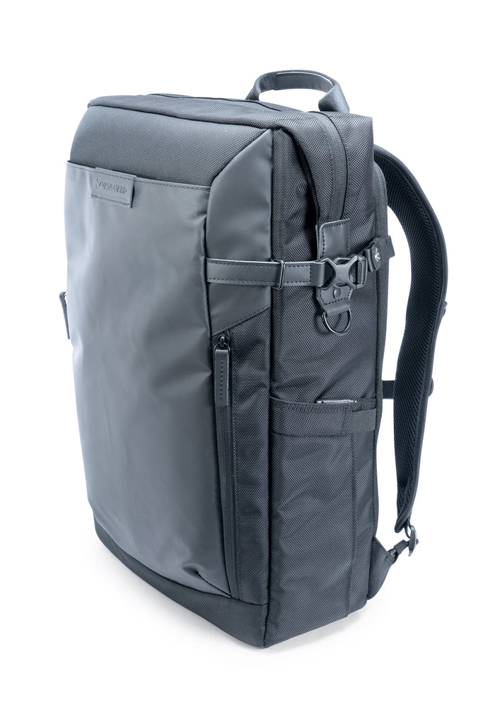Angolo sinistro dello zaino nero Vanguard Veo Select 49BK e borsa nera