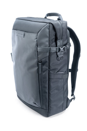 Angolo sinistro dello zaino nero Vanguard Veo Select 49BK e borsa nera