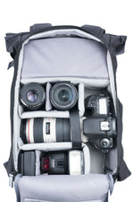 Macchina fotografica DSLR e obiettivi nella borsa fotografica nera Vanguard Veo Flex 43M BK