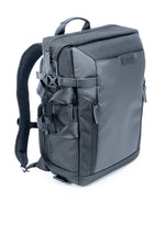 Angolo sinistro dello zaino nero Vanguard Veo Select 41BK e borsa nera