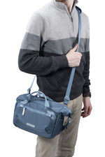 Fotografo con la borsa fotografica blu Vanguard Veo Flex 25M BL