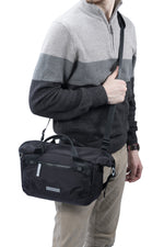 Fotografo con borsa fotografica Vanguard Veo Flex 25M BK
