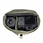 Macchina fotografica e obiettivi nella borsa fotografica blu Vanguard Veo Travel 21BL