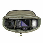 Macchina fotografica e obiettivi nella borsa fotografica blu Vanguard Veo Travel 28BL
